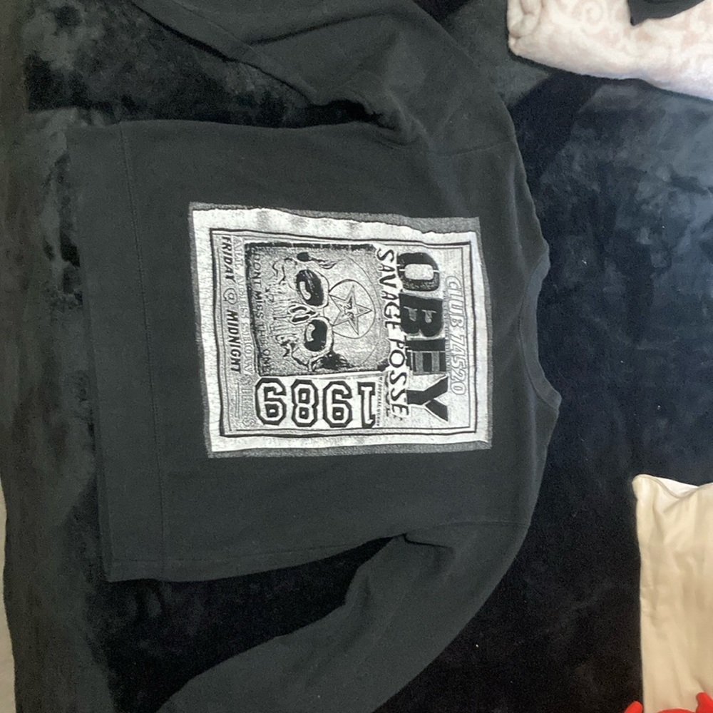 Obey sweat shirt used looks brand new size small.